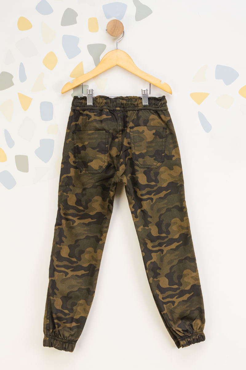 Calça Jogger em Moletom com Elástico no Cós e Estampa Camuflada Verde