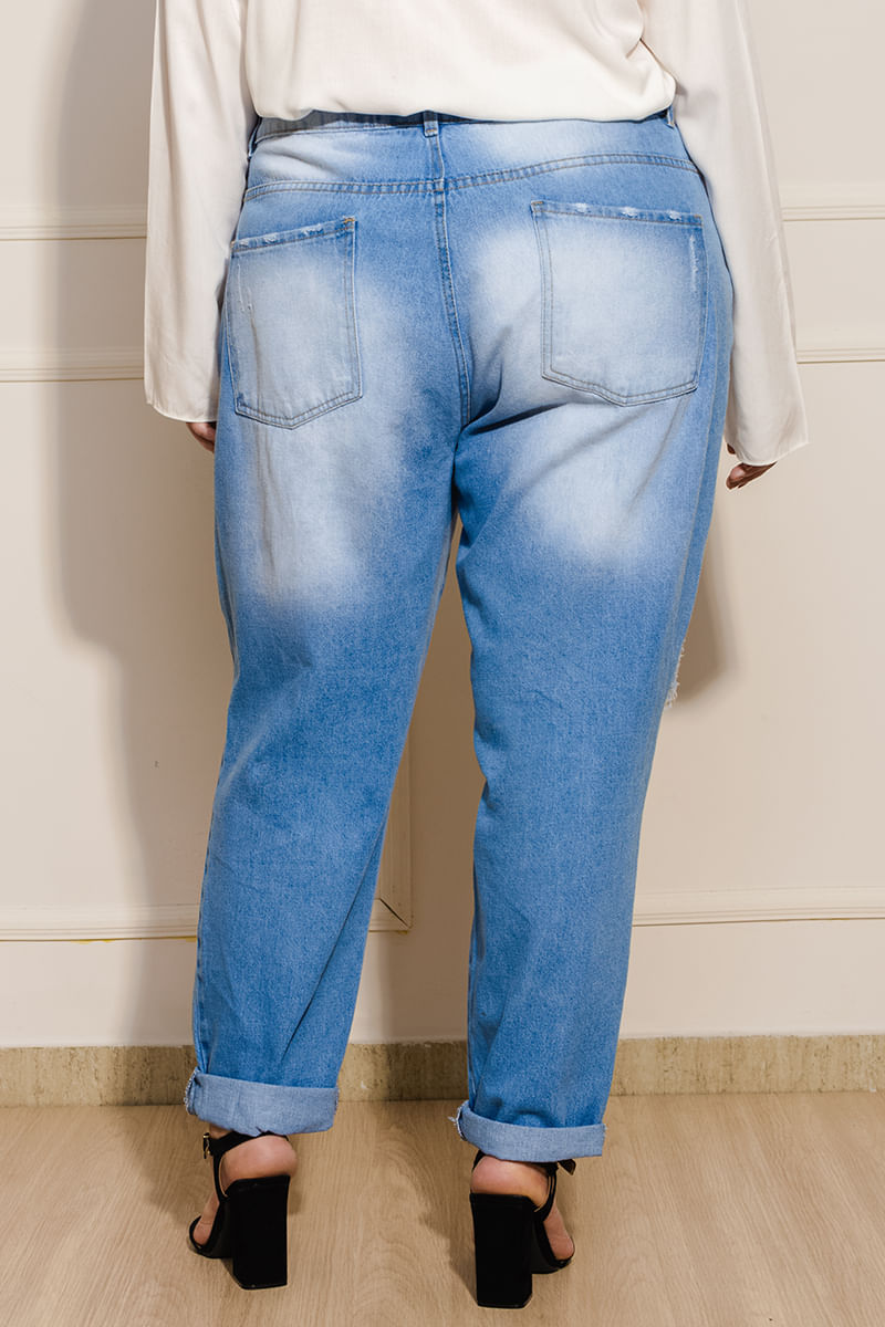 calça plus size mom jeans detalhe de strass