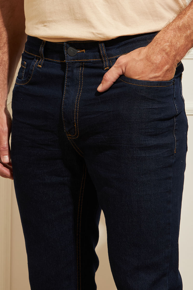 Calça jeans masculina reta, composta por bolsos frontais, bolso