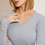 Camiseta-Feminina-Basic-Sou-Gola-V-Manga-Longa---Cinza-Mescla