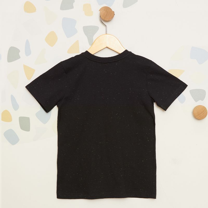Camiseta-Infantil-com-Estampa-de-Dinossauro-e-Bolso-Contrastante---Preta-1-ao-10