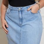 Saia-Jeans-Midi-Plus-Size-Azul-Claro-com-Fenda-Frontal