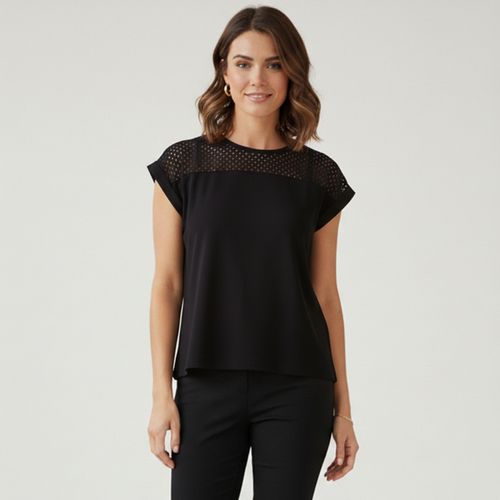 Blusa Feminina com Detalhe Vazado no Ombro